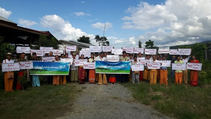 ဝပြည်သွေးစည်းညီညွတ်ရေးတပ်မတော် (UWSA)တပ်ဖွဲ့မှ တန့်ယန်းမြို့မြောက်ပိုင်းကိုသိမ်းယူပြီးသံလွင်မြစ်ပေါ်ရှိတရုတ်ရေကာတာစီမံကိန်းများအတွက် လမ်းခင်းပေးနေ 15 ၂၀၁၆ သြဂုတ် ၂၁