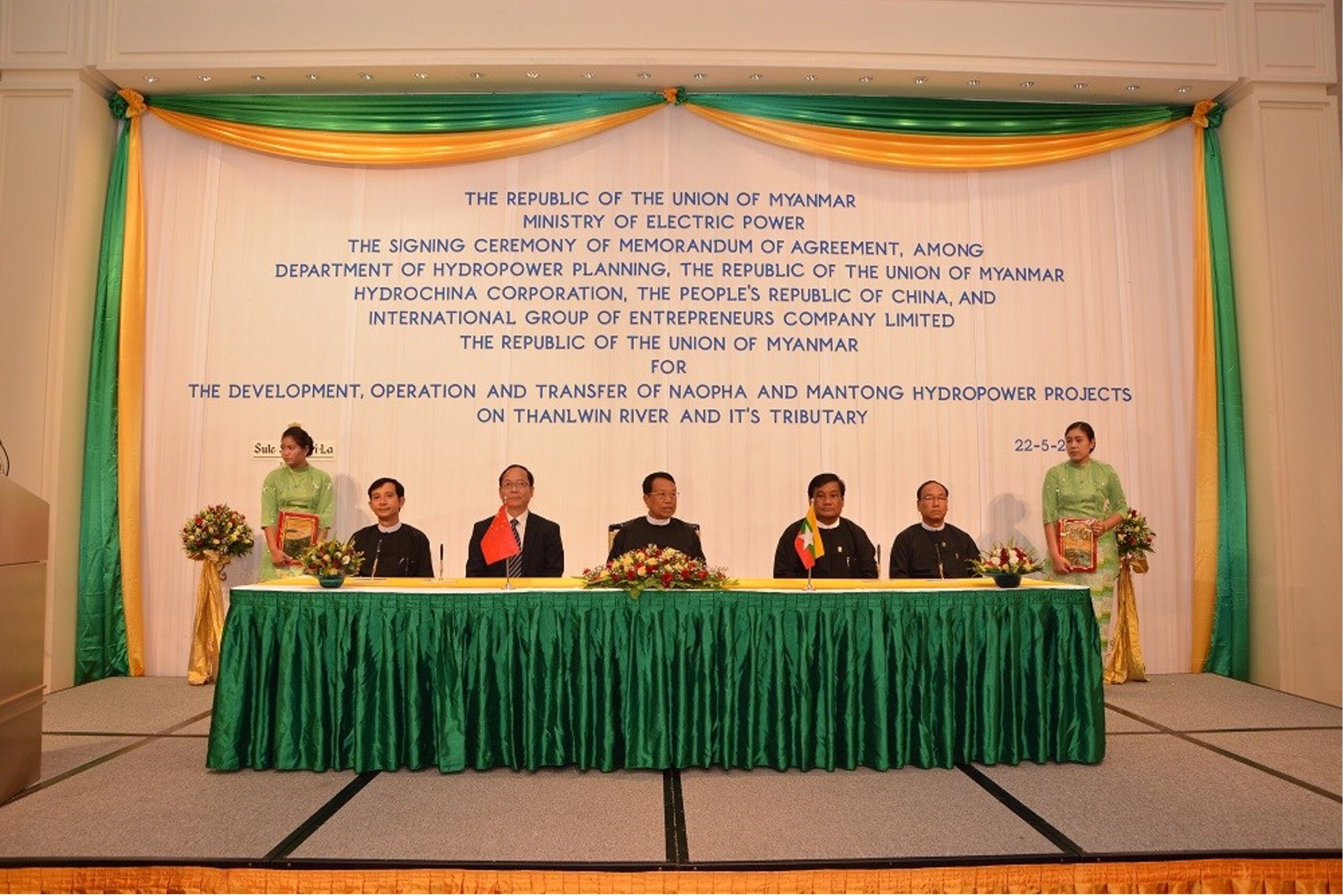 ဝပြည်သွေးစည်းညီညွတ်ရေးတပ်မတော် (UWSA)တပ်ဖွဲ့မှ တန့်ယန်းမြို့မြောက်ပိုင်းကိုသိမ်းယူပြီးသံလွင်မြစ်ပေါ်ရှိတရုတ်ရေကာတာစီမံကိန်းများအတွက် လမ်းခင်းပေးနေ 11 ၂၀၁၄ မေ ၂၂